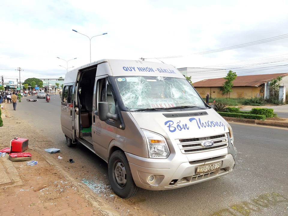  1. Xe khách điên đâm hàng loạt xe máy, 4 người thương vong: Khoảng 7h sáng 3/1, xe ô tô khách mang BKS 77B-008.29 do tài xế Lê Văn Liêm (24 tuổi, trú tại tỉnh Bình Định) điều khiển lưu thông theo hướng tỉnh Bình Định đi Đắk Lắk. Đến địa phận xã Chư HDrông, TP Pleiku, Gia Lai thì bất ngờ va chạm mạnh với một xe mô tô mang BKS 82L1- 038.87 lưu thông phía trước. Chưa dừng lại ở đó, chiếc xe khách tiếp tục lao lên vỉa hè đâm vào 2 xe máy khác. (Ảnh: Tuệ Lâm, Nguyễn Cường)