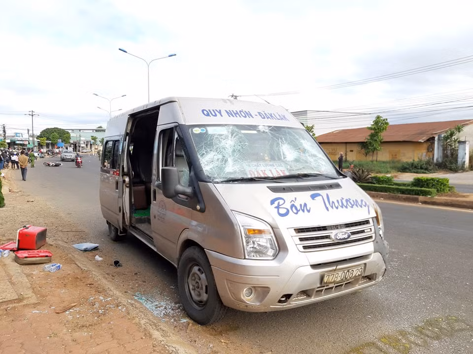  1. Xe khách điên đâm hàng loạt xe máy, 4 người thương vong: Khoảng 7h sáng 3/1, xe ô tô khách mang BKS 77B-008.29 do tài xế Lê Văn Liêm (24 tuổi, trú tại tỉnh Bình Định) điều khiển lưu thông theo hướng tỉnh Bình Định đi Đắk Lắk. Đến địa phận xã Chư HDrông, TP Pleiku, Gia Lai thì bất ngờ va chạm mạnh với một xe mô tô mang BKS 82L1- 038.87 lưu thông phía trước. Chưa dừng lại ở đó, chiếc xe khách tiếp tục lao lên vỉa hè đâm vào 2 xe máy khác. (Ảnh: Tuệ Lâm, Nguyễn Cường)