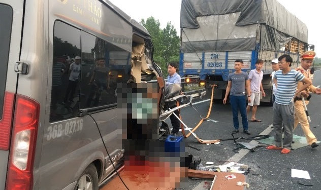 Vụ tai nạn khiến hai người tử vong, hai xe hư hỏng nặng.