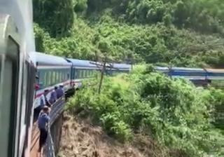 Tau SE3 trat banh tren deo Hai Van khien hanh khach so hai