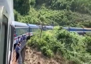 Tau SE3 trat banh tren deo Hai Van khien hanh khach so hai