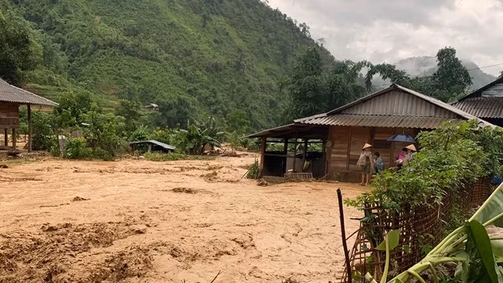 Nhiều bản làng bị lũ quét tràn qua, cuốn trôi nhiều căn nhà.