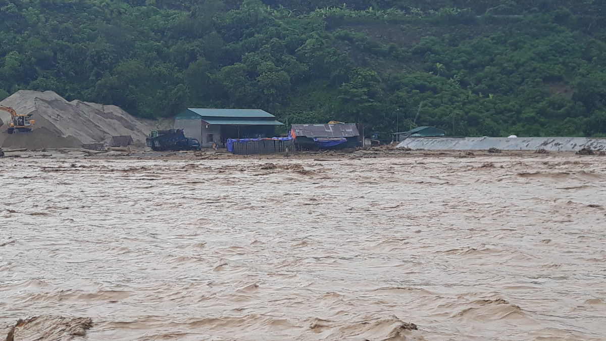 Trao đổi với PV Kiến Thức, ông Mai Văn Thạch - Chủ tịch UBND huyện Mường Tè cho biết, "Nước lũ đã cuốn trôi 3 người mất tích, 3 nhà bị cuốn trôi, hơn 10 nhà phải sơ tán, khoảng 50ha hoa màu đã bị vùi lấp. Ngoài ra, hệ thống đường cột điệt bị sạt, nhiều cột bị đổ hiện tại trên địa bàn huyện đã tạm thời ngắt điện và nhiều tuyến đường vào địa bàn bị sạt khả năng trong vài ngày tới không đi lại được".