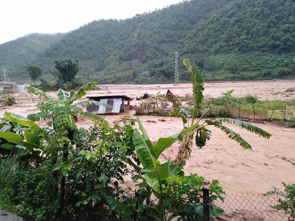 Nhiều nhà bị lũ quét cuốn trôi.