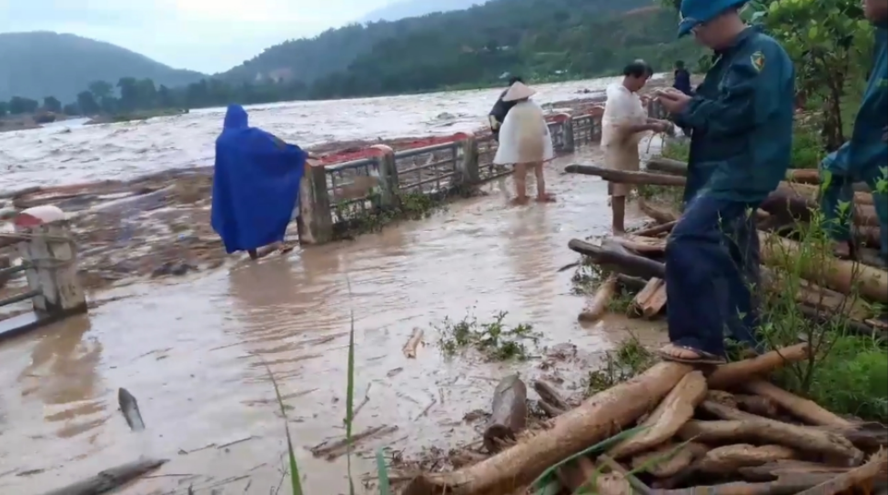 Lực lượng chức năng đến hỗ trợ người dân.