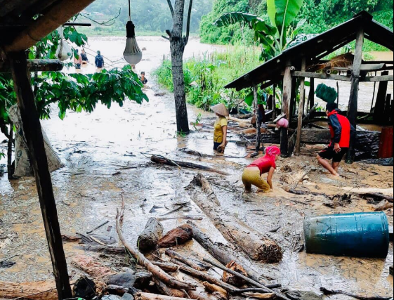 Người dân cố gắng giữ lại các đồ dùng, vật dụng còn sót lại.