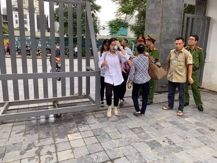 Phu huynh sot ruot ngoi doi con ngay lam thu tuc thi THPT quoc gia 2019