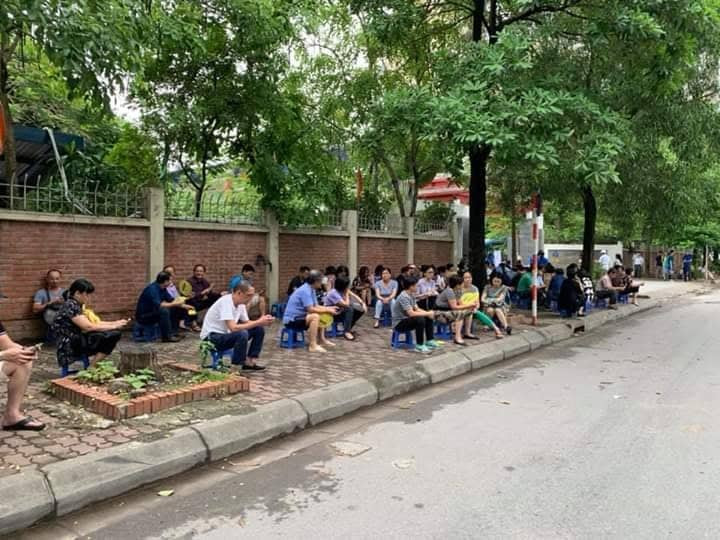 Phụ huynh không giấu nổi lo lắng trong lúc con đang trong giờ làm thủ tục dự thi.