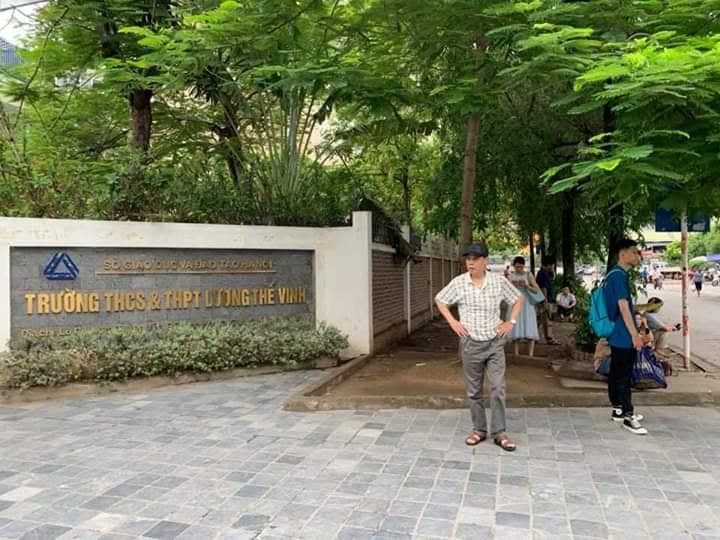 Nhiều phụ huynh suốt ruột ra cổng trường chờ con.