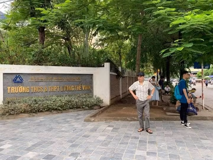 Nhiều phụ huynh suốt ruột ra cổng trường chờ con.