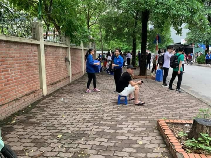 Tình nguyền viện phát ghế cho các phụ huynh ngồi trong lúc chờ các thi sinh.