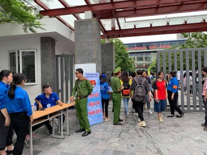 Tại cổng trường, rất nhiều tình nguyện viên đến tiếp sức mùa thi.