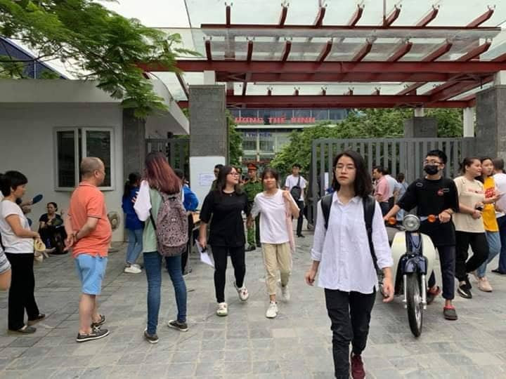 Mặc dù 14h mới bắt đầu làm thủ tục nhưng nhiều học sinh đến từ rất sớm.