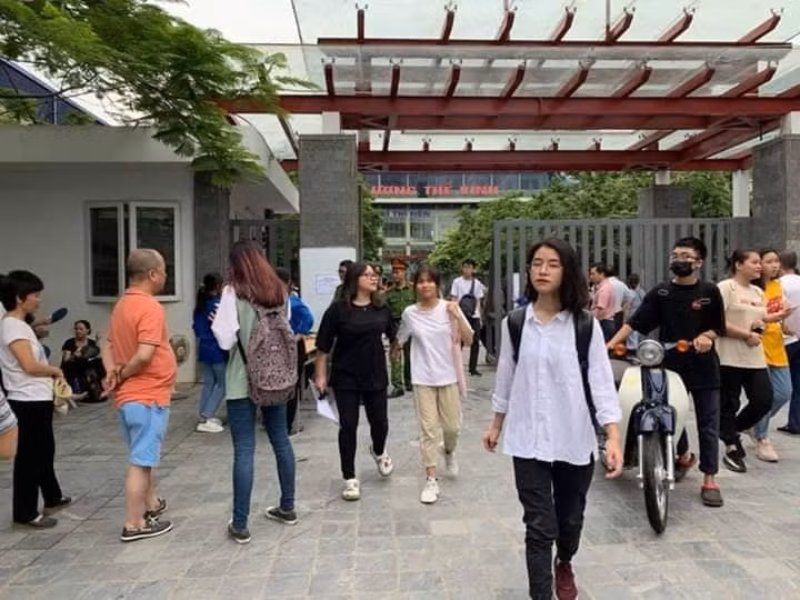 Mặc dù 14h mới bắt đầu làm thủ tục nhưng nhiều học sinh đến từ rất sớm.