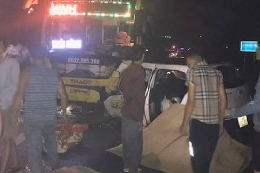  12. Taxi tông trực diện xe khách, 3 người tử vong tại chỗ: Vào khoảng gần 22h, ngày 9/5, xe taxi BKS 14A-190.50, do Bùi Minh Tiến (30 tuổi, trú tại phố Lỷ A Coỏg, thị trấn Đầm Hà, tỉnh Quảng Ninh) điều khiển, đang lưu thông trên QL18 theo hướng Hạ Long - Móng Cái, khi thôn 1, xã Đường Hoa, huyện Hải Hà, Quảng Ninh thì bất ngờ đấu đầu xe khách BKS 17B - 017.37 do Trần Ngọc Dương (34 tuổi, trú tại xã Tân Lễ, huyện Hưng Hà, tỉnh Thái Bình) điều khiển đi theo chiều ngược lại. Vụ tai nạn đã khiến 3 người tử vong, 2 người bị thương. (Ảnh: Laodong)