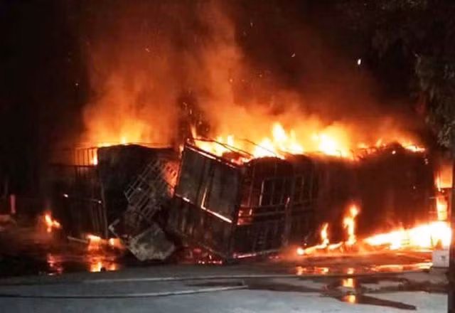  10. Xe ô tô đâm liên hoàn trên quốc lộ 1A, thiêu cháy 2 người trong cabin: Vụ tai nạn xảy ra vào khoảng 1h15 ngày 10/4, do một chiếc xe ô tô tải mang BKS: 37C- 089.78 di chuyển theo hướng Nam – Bắc.