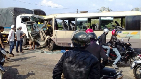  11. Xe khách tông trực diện xe tải, 2o người thương vong: Khoảng 13h ngày 2/5, tại địa bàn xã Đắk Gằn, huyện Đắk Mil, tỉnh Đắk Nông, xe khách BKS 53S – 89992 do tài xế Nguyễn Văn Dũng (33 tuổi) điều khiển đã tông vào xe tải biển số 47C – 08799 do tài xế Dương Phú Tài (28 tuổi) điều khiển. Vụ tai nạn giao thông nghiêm trọng khiến anh Võ Hiếu T. (xã Krông Nô – tỉnh Đắk Lắk) và Lê Thị Mỹ Hạnh (Chư Pưh – tỉnh Gia Lai) đã tử vong khi đến bệnh viện. Sau khi được cấp cứu nhưng do bị thương năng tài xế Nguyễn Văn Dũng đã tử vong.