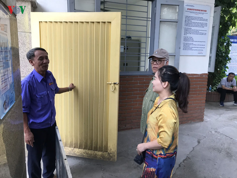 Trong buổi thi đầu tiên, vẫn có một số thí sinh quên các vật dụng cần thiết, thẻ dự thi. Tại điểm thi trường THCS Hữu Nghị Việt Nam Angieri, một phụ huynh phải đến đưa chứng minh thư nhân dân cho thí sinh. Ảnh VOV