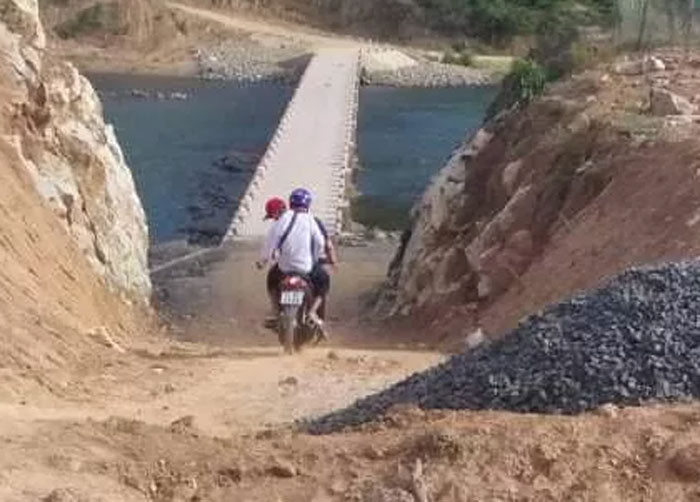 Gia đình bị mất bò, một thí sinh vùng cao Quảng Trị vào rừng tìm kiếm quên cả giờ thi THPT Quốc gia, nên đội tình nguyện viên phải vượt suối đi tìm để đưa e đến điểm thi cho kịp vào làm bài thi. Ảnh VTC