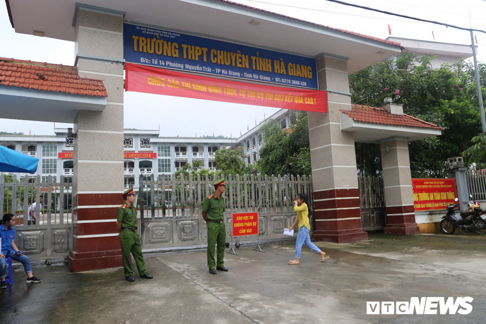 Sáng 25/6, tại điểm thi trường chuyên tỉnh Hà Giang, ngoài thí sinh không được vào thi một số khác đến muộn, vội vàng vào phòng thi mà không kịp nhận sự động viên từ bố mẹ. Các em bước vào môn thi đầu tiên - Ngữ văn. Ảnh VTC