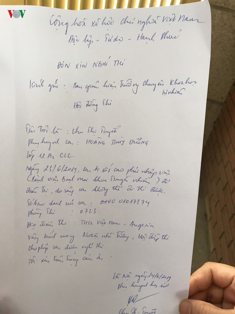 Cũng tại điểm thi này, một thí sinh phải xin nghỉ thi vì sốt cao, đang cấp cứu tại Bệnh viện Bạch Mai. Ảnh VOV