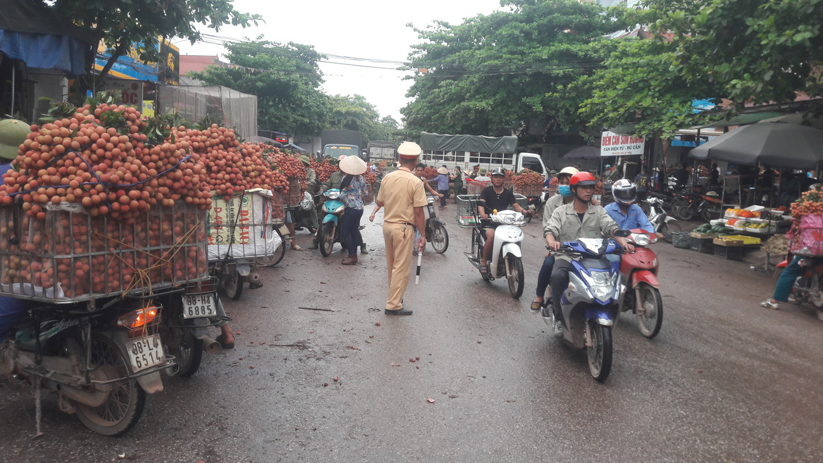 Lực lượng CSGT, công an xã và dân phòng tăng cường phân làn đường, điều tiết giao thông hạn chế tình trạng tắc đường.