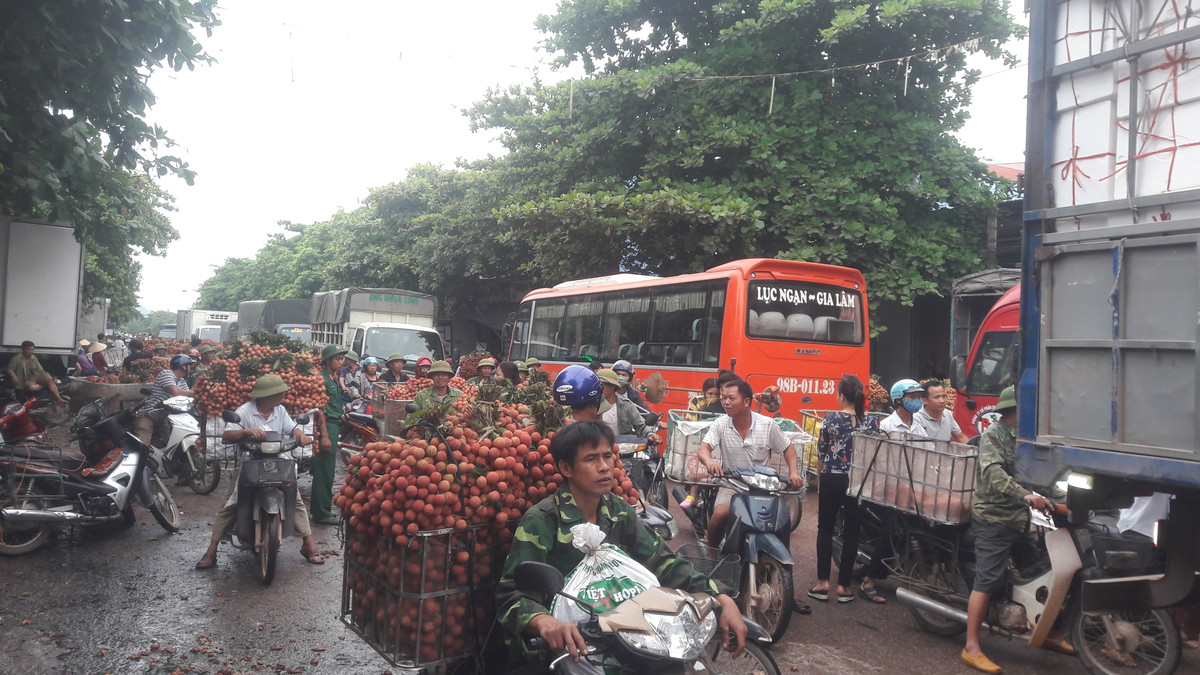 Lượng người và xe tăng dần dẫn đến ùn tắc giao thông.