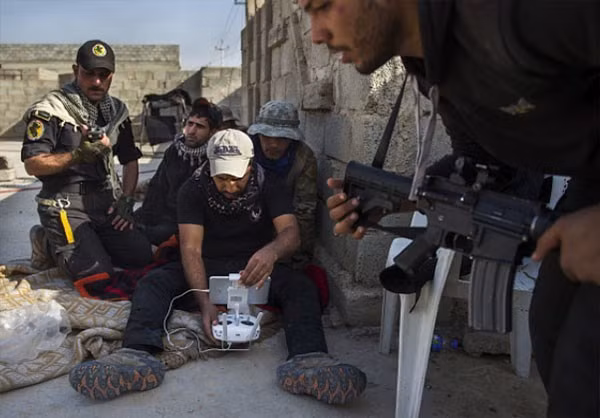 Một thành viên đặc nhiệm Iraq đang điều khiển thiết bị không người lái để thám thính tình hình bọn khủng bố IS. Ảnh FNA