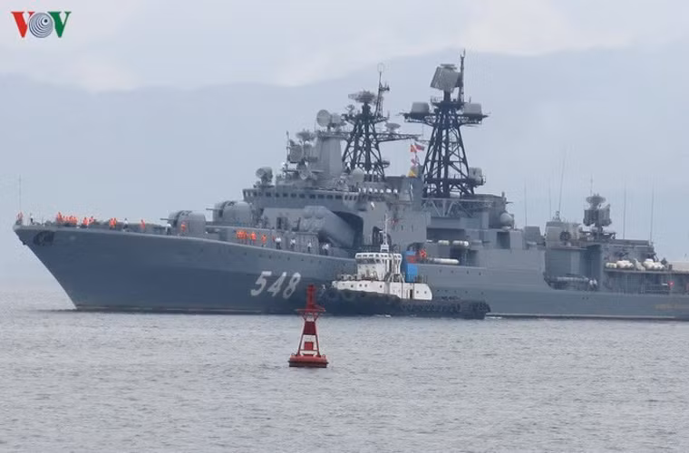 Theo các tài liệu nước ngoài, tàu khu trục Nga thăm Đà Nẵng thuộc Project 1155 Fregat (NATO định danh là Udaloy I) được đóng dưới thời Liên Xô từ những năm 1980. Chúng được thiết kế cho nhiệm vụ là săn tìm các loại tàu ngầm hạt nhân chiến lược, hạt nhân tấn công, phi hạt nhân của Hải quân NATO, Mỹ trên khắp các đại dương. Chúng hiện là tàu chiến chống ngầm chuyên dụng thuộc hàng lớn nhất thế giới với khả năng tác chiến đáng gờm.