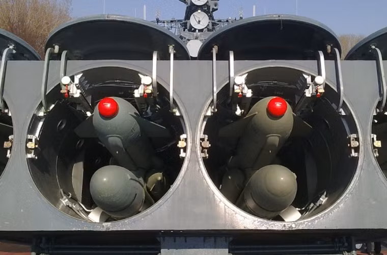 Đạn tên lửa hành trình chống tàu ngầm 85RU/UPRK-5 Rastrub được thiết kế trên cơ sở tên lửa P-120 Malakhit. cơ bản nó có phần khung thân giống nhau nhưng đầu đạn lại sử dụng quả ngư lôi chống ngầm UGMT-1. Khi tác chiến, thân tên lửa dùng động cơ nhiên liệu rắn sẽ đưa quả ngư lôi tới vị trí khoanh vùng phát hiện tàu ngầm, sau đó ngư lôi được thả xuống dưới mặt nước tự tìm diệt tàu địch (hạ mục tiêu ở độ sâu 20-500m). Tên lửa 85RU đạt tầm bắn 10-90km, tốc độ hành trình Mach 0,95.