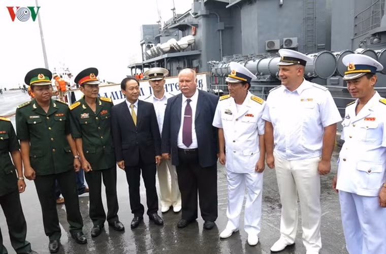 Nếu tàu ngầm địch vượt qua được “lá chắn” Metel, chúng sẽ phải đối mặt với hệ thống ngư lôi 533mm cực mạnh trên tàu khu trục Panteleev. Chỉ cần một phát bắn trúng cũng đủ khiến tàu địch hư hỏng nặng, mất sức chiến đấu thậm chí là chìm nghỉm. Ảnh: đằng sau đoàn sĩ quan Hải quân Nga – Việt Nam là bệ phóng ngư lôi 4 ống cỡ 533mm.