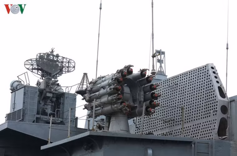 Ở tầm dưới 10km, tàu ngầm địch nào nếu mạo hiểm tiến tới gần Panteleev sẽ phải hứng chịu “kachiusa” Hải quân Nga – tổ hợp bệ phóng bom chống ngầm RBU-6000.