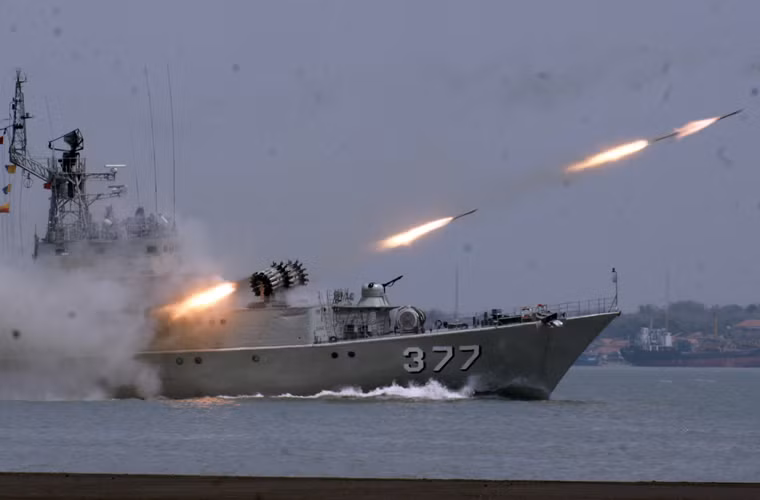 Ngoài tác dụng chống tàu ngầm ở cự ly gần, RBU-6000 có thể dùng để đánh chặn ngư lôi địch và người nhái phá hoại ở cự ly tương tự, độ sâu 4-10m. Ảnh: bệ phóng bom RBU-6000 trên tàu chiến khác đang khai hỏa đồng loạt.