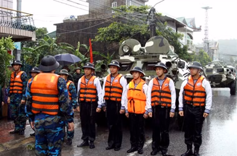 Lữ đoàn Hải quân Đánh bộ 147 trong tuần qua đã điều 3 xe thiết giáp BTR-60PB có khả năng lội nước tốt cùng hàng chục cán bộ chiến sĩ tham gia cứu giúp người dân.