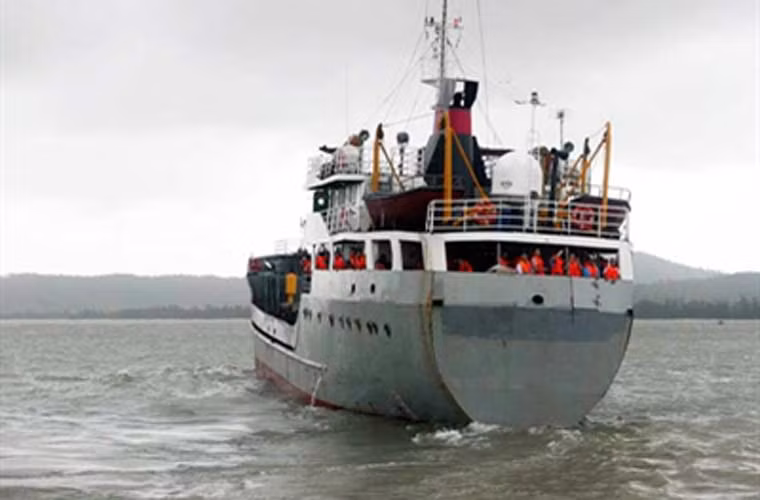 Đặc biệt, ngày 30/7, Quân chủng Hải Quân còn điều động tàu vận tải 634 cỡ 450 tấn cơ động chuyển 1.500 khánh du lịch từ đảo Cô Tô về Vụng Ổ Lợn, Cửa Đối bàn giao cho Bộ đội Biên phòng địa phương. Đây là số khách bị mắc kẹt ở Cô Tô suốt những ngày mưa lũ vừa qua.