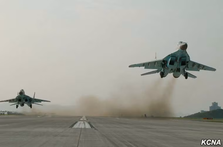 Biên đội tiêm kích MiG-29 Không quân Triều Tiên cất cánh trong bài bay biểu diễn chào mừng nhà lãnh đạo Kim Jong-un.