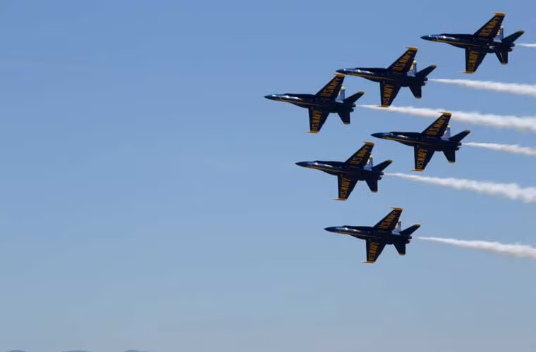 Phi đội Thiên thần xanh F/A-18 thao diễn ở căn cứ không quân hải quân Whidbey Island’s.