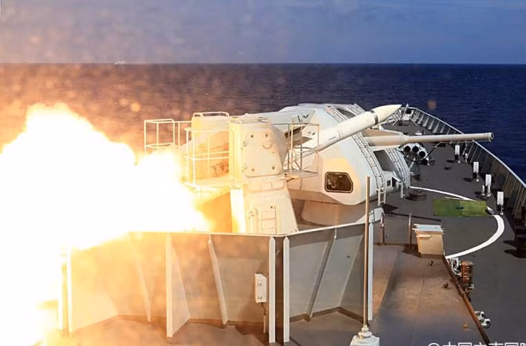 Một bức ảnh quân sự đáng lưu tâm về các hành động leo thang căng thẳng của Trung Quốc ở Biển Đông – tàu khu trục kiểu Type 052B của Hạm đội Nam Hải phóng tên lửa đối không 9M37 trong cuộc tập trận quy mô tại Biển Đông.