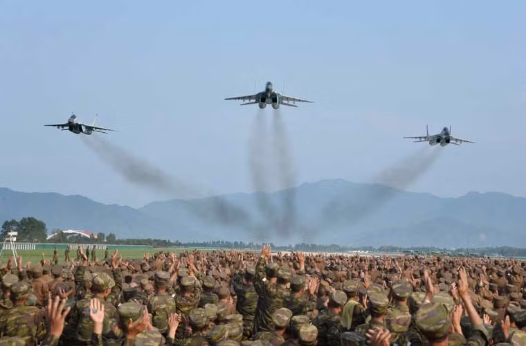 Hình ảnh quân sự đẹp – biên đội MiG-29 Triều Tiên bay theo ba hướng vụt qua “biển người”.