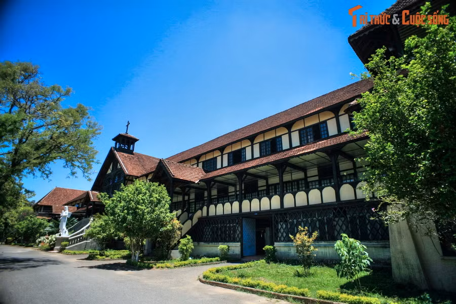 Nét đặc biệt của Tòa Giám mục là trừ hàng trụ dưới sàn nhà làm bằng xi măng cốt thép, còn lại toàn bộ kết cấu công trình được xây dựng bằng các loại gỗ quý khai thác ở địa phương.