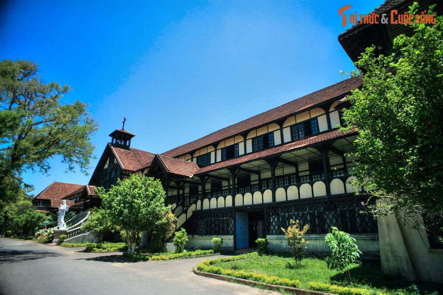 Nét đặc biệt của Tòa Giám mục là trừ hàng trụ dưới sàn nhà làm bằng xi măng cốt thép, còn lại toàn bộ kết cấu công trình được xây dựng bằng các loại gỗ quý khai thác ở địa phương.