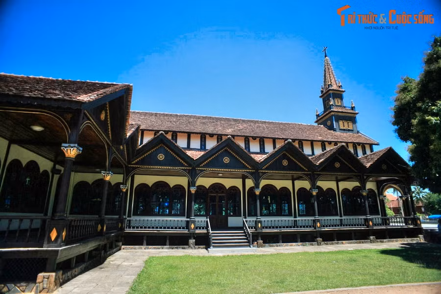 Kiến trúc nhà thờ là sự kết hợp giữa phong cách châu Âu và nét văn hóa bản địa của vùng Tây Nguyên, cụ thể là sự kết hợp giữa kiến trúc nhà thờ Roman kết hợp với nhà sàn của người Ba Na.