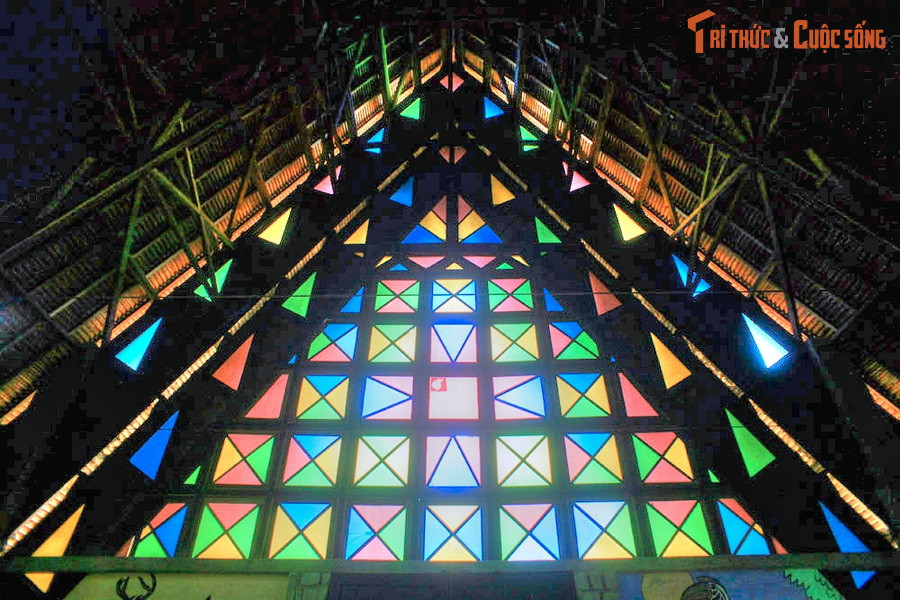 Không gian bên trong thánh đường gây ấn tượng mạnh với cách xử lý ánh sáng đầy vẻ huyền ảo bằng các ô cửa sổ kính màu theo hình hoa văn bản địa. Quanh nhà thờ Cam Ly là khu vườn cảnh xanh tốt với nhiều loài hoa khoe sắc, tôn thêm vẻ đẹp cho công trình kiến trúc độc đáo này.