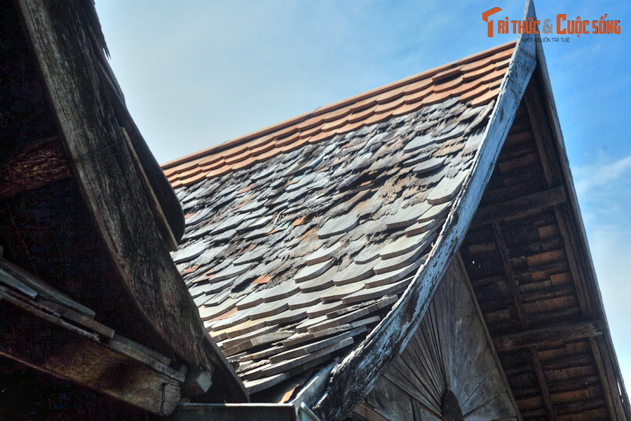 Ngôi nhà sàn được xây 3 gian (nay chỉ còn 2 gian) có đầu hồi mái nhọn và cao vút mô phỏng theo kiểu tháp cổ bồng của người Lào. Công trình làm hoàn toàn bằng các loại gỗ ở địa phương. Đặc biệt, mái nhà cũng được lợp bằng hàng nghìn tấm ngói đẽo gọt từ gỗ cà chít.