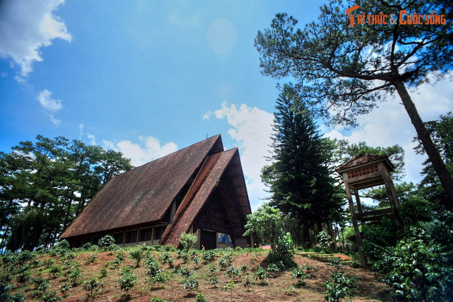 4. Tọa lạc trên một quả đồi gần thác Cam Ly, nhà thờ Cam Ly hay nhà thờ Sơn Cước là nhà thờ có kiến trúc độc đáo nổi tiếng của Đà Lạt. Nhà thờ do linh mục người Pháp Boutary và nhà thầu Nguyễn Thanh Hồ đứng ra xây dựng, khởi công năm 1960, đến năm 1968 thì hoàn thành.