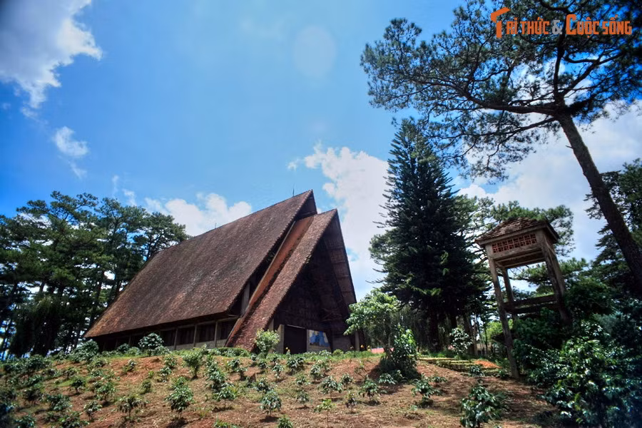 4. Tọa lạc trên một quả đồi gần thác Cam Ly, nhà thờ Cam Ly hay nhà thờ Sơn Cước là nhà thờ có kiến trúc độc đáo nổi tiếng của Đà Lạt. Nhà thờ do linh mục người Pháp Boutary và nhà thầu Nguyễn Thanh Hồ đứng ra xây dựng, khởi công năm 1960, đến năm 1968 thì hoàn thành.