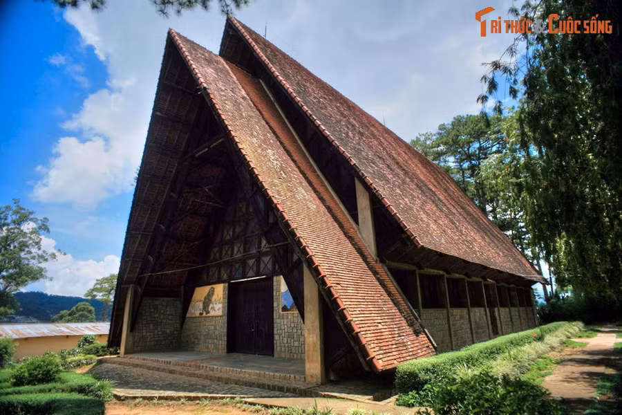 Phục vụ đối tượng là đồng bào dân tộc thiểu số, kiến trúc của nhà thờ Cam Ly mang một sắc thái rất độc đáo. Công trình được lấy cảm hứng từ mái nhà rông cổ truyền Tây Nguyên, đồng thời cũng mang những yếu tố của trường phái kiến trúc thô mộc phương Tây.