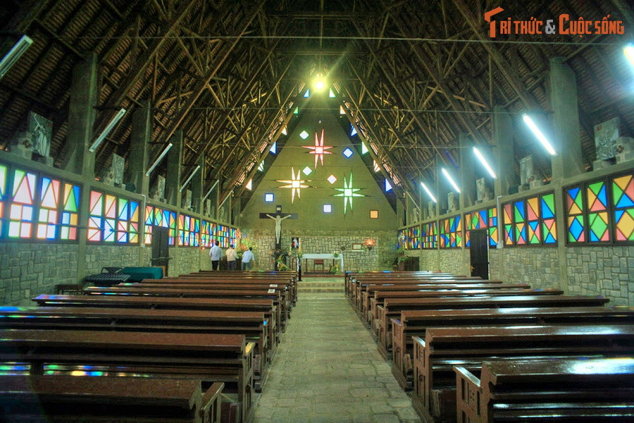 Mặt bằng nhà thờ hình chữ nhật, có diện tích 324 m2, tường xây bằng đá dày 40 cm, cao 2 mét, bên trên là hàng kính màu. Kết cấu đỡ mái là hệ giàn kèo bằng gỗ ghép vượt khẩu độ 12 mét trông rất ấn tượng. Đây chính là nét đặc sắc khiến nhà thờ Cam Ly còn được gọi là "nhà thờ gỗ".