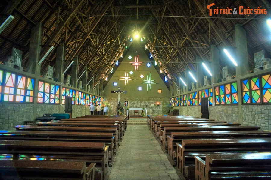 Mặt bằng nhà thờ hình chữ nhật, có diện tích 324 m2, tường xây bằng đá dày 40 cm, cao 2 mét, bên trên là hàng kính màu. Kết cấu đỡ mái là hệ giàn kèo bằng gỗ ghép vượt khẩu độ 12 mét trông rất ấn tượng. Đây chính là nét đặc sắc khiến nhà thờ Cam Ly còn được gọi là "nhà thờ gỗ".