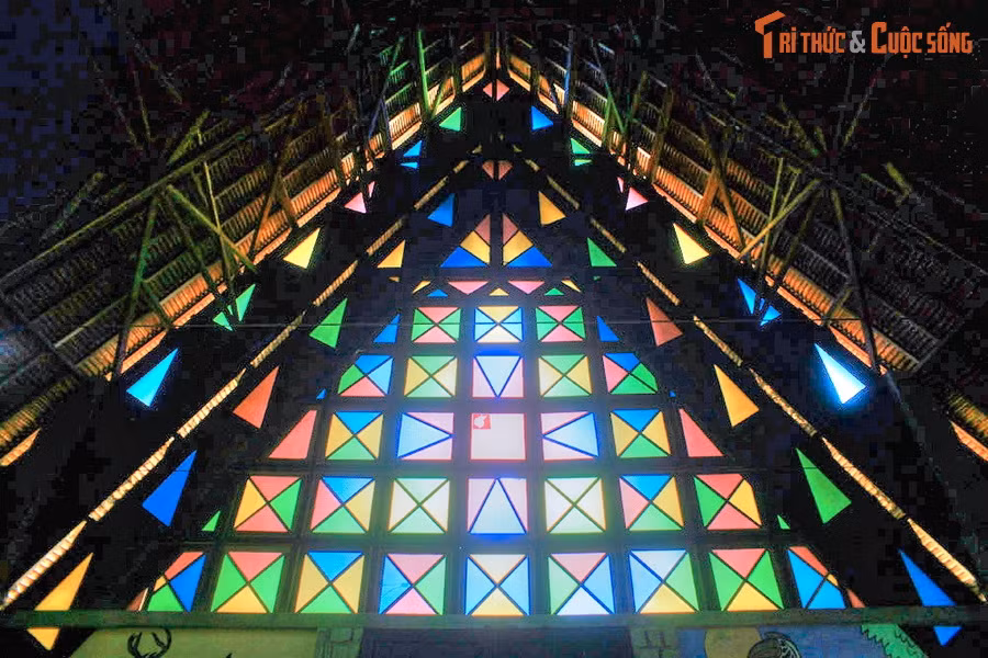 Không gian bên trong thánh đường gây ấn tượng mạnh với cách xử lý ánh sáng đầy vẻ huyền ảo bằng các ô cửa sổ kính màu theo hình hoa văn bản địa. Quanh nhà thờ Cam Ly là khu vườn cảnh xanh tốt với nhiều loài hoa khoe sắc, tôn thêm vẻ đẹp cho công trình kiến trúc độc đáo này.